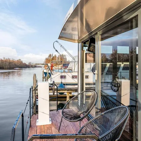 Charming Tiny Houseboat Escape Near Amsterdam Apartment Kortenhoef